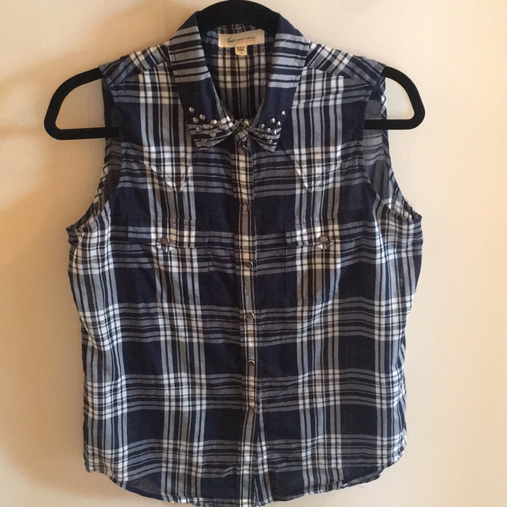 Vince camuto sz small sleeveless button-down.